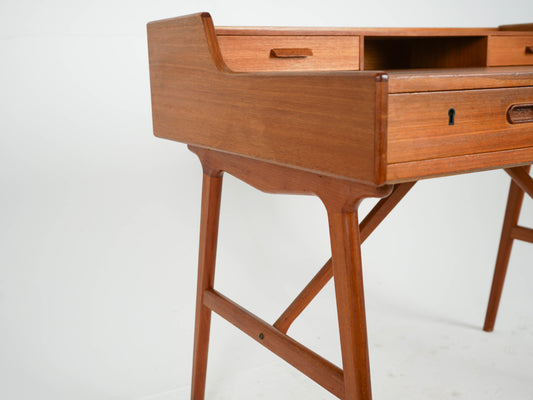 Vintage Schreibtisch von Arne Wahl Iversen für Teakholz, Sekretär