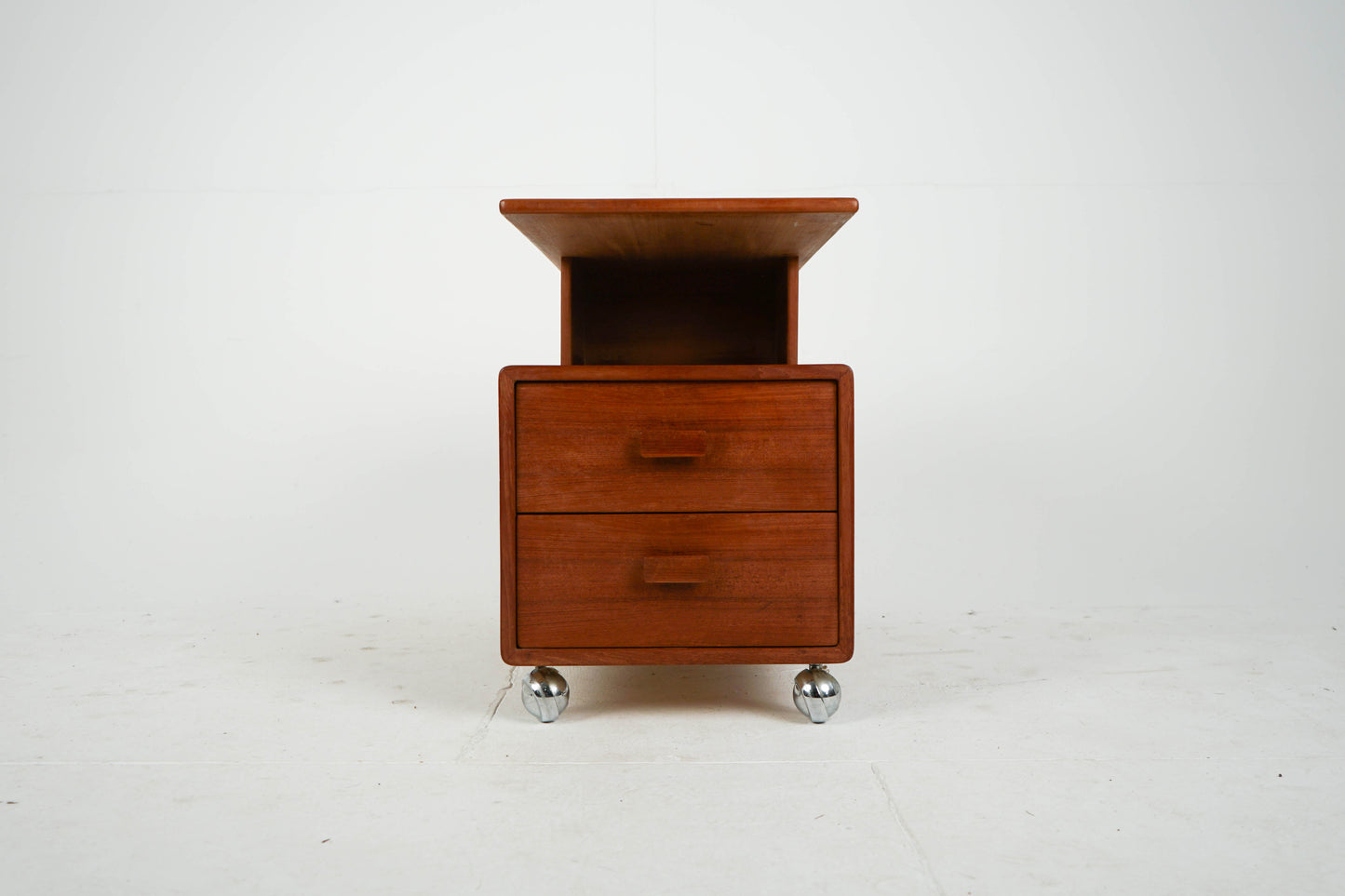 Vintage Couchtisch aus Teakrollbar mit 2 Schubladen und Ablage