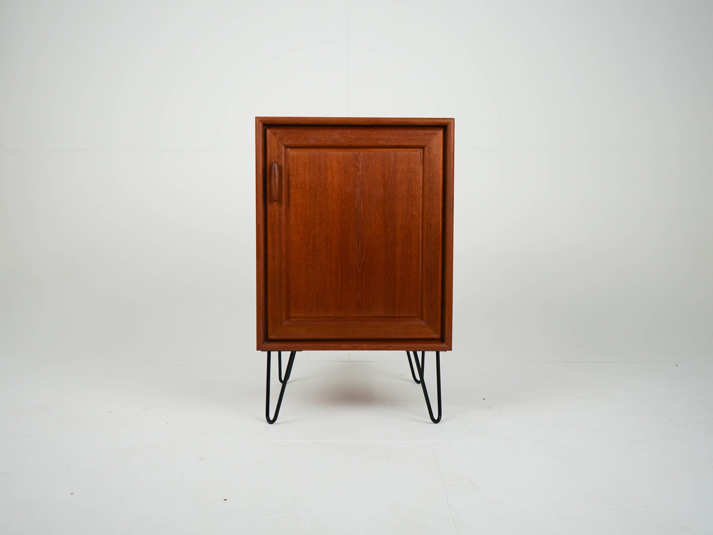Vintage Nachttisch Teak mit Einlegeboden auf Metallbeinen