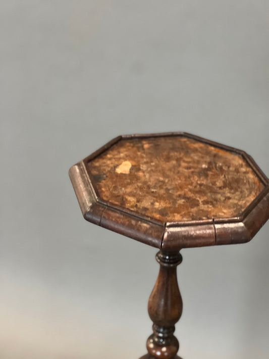 Blumenmarketerie und Kerzenständer