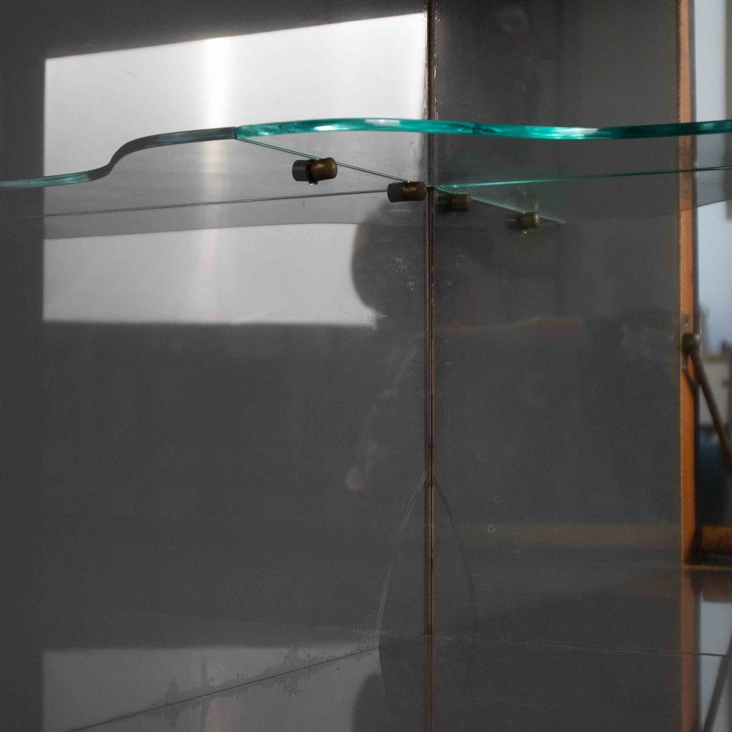 Italienisches Sideboard mit Bar und Spiegel, Detailansicht gebrochene Scheibe