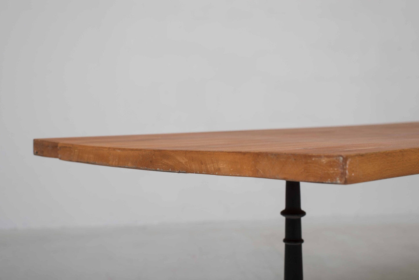 Table à manger vintage en noyer de Horgenglarus pieds en fonte