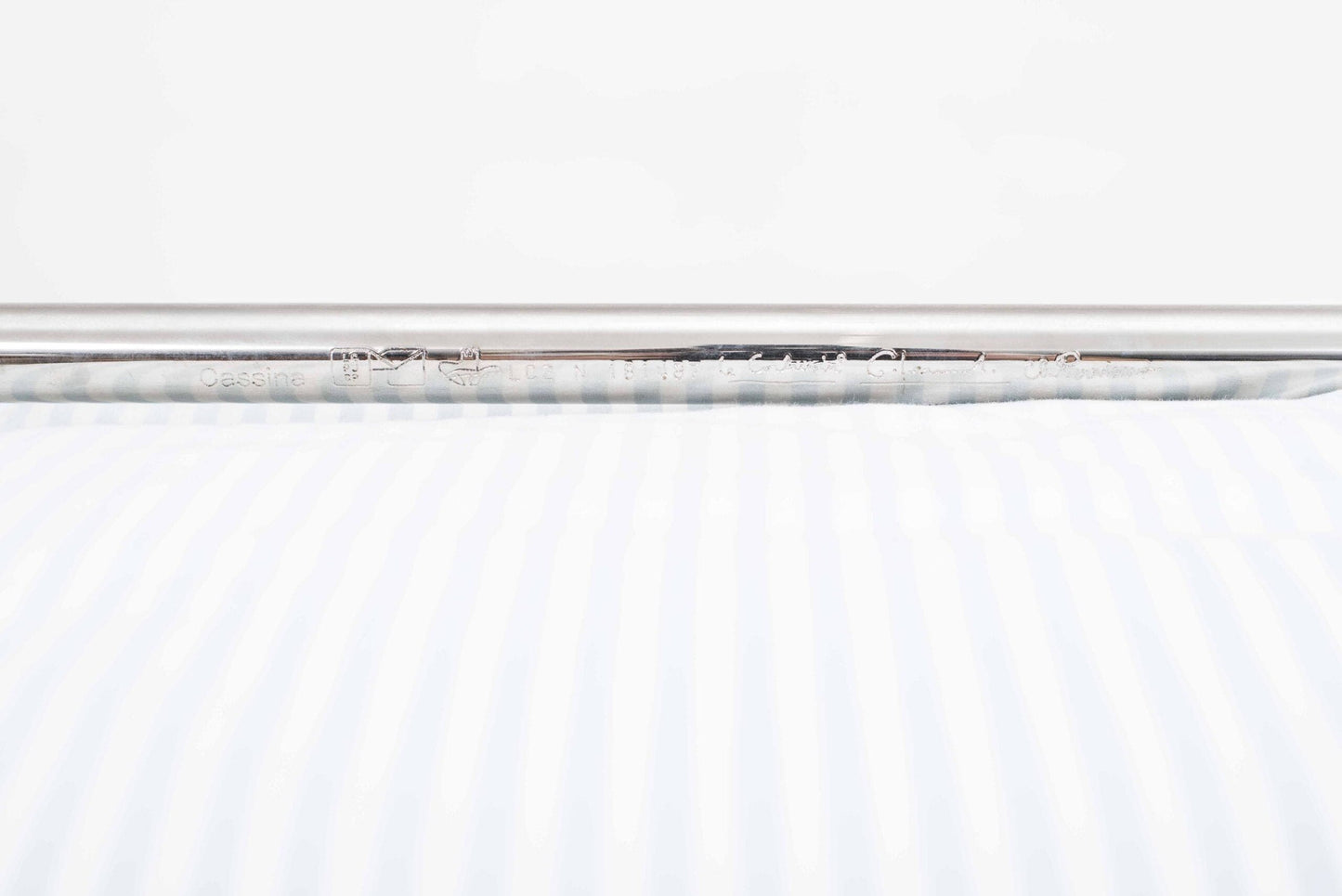 Fauteuil vintage Cassina LC2 de Le Corbusier rayé bleu et blanc