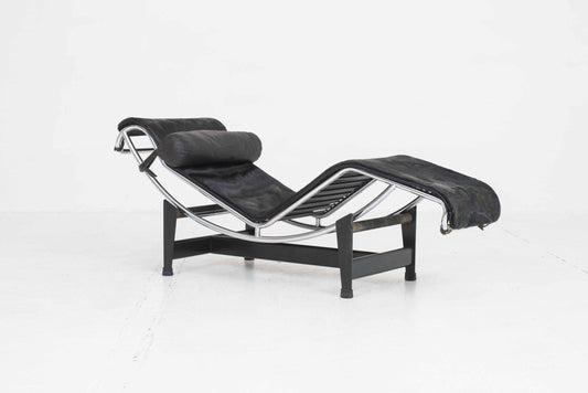 Vintage Chaise Longue by Le Corbusier for Cassina black with fur