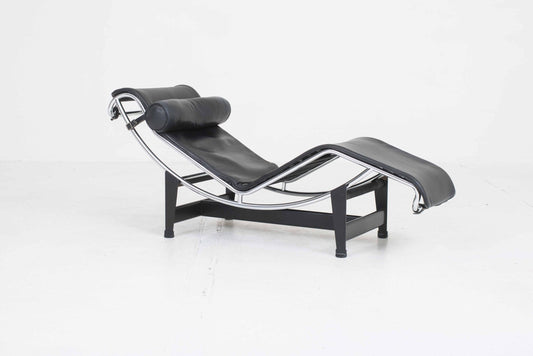 Vintage lounger Cassina LC4 by Le Corbusier in black leather