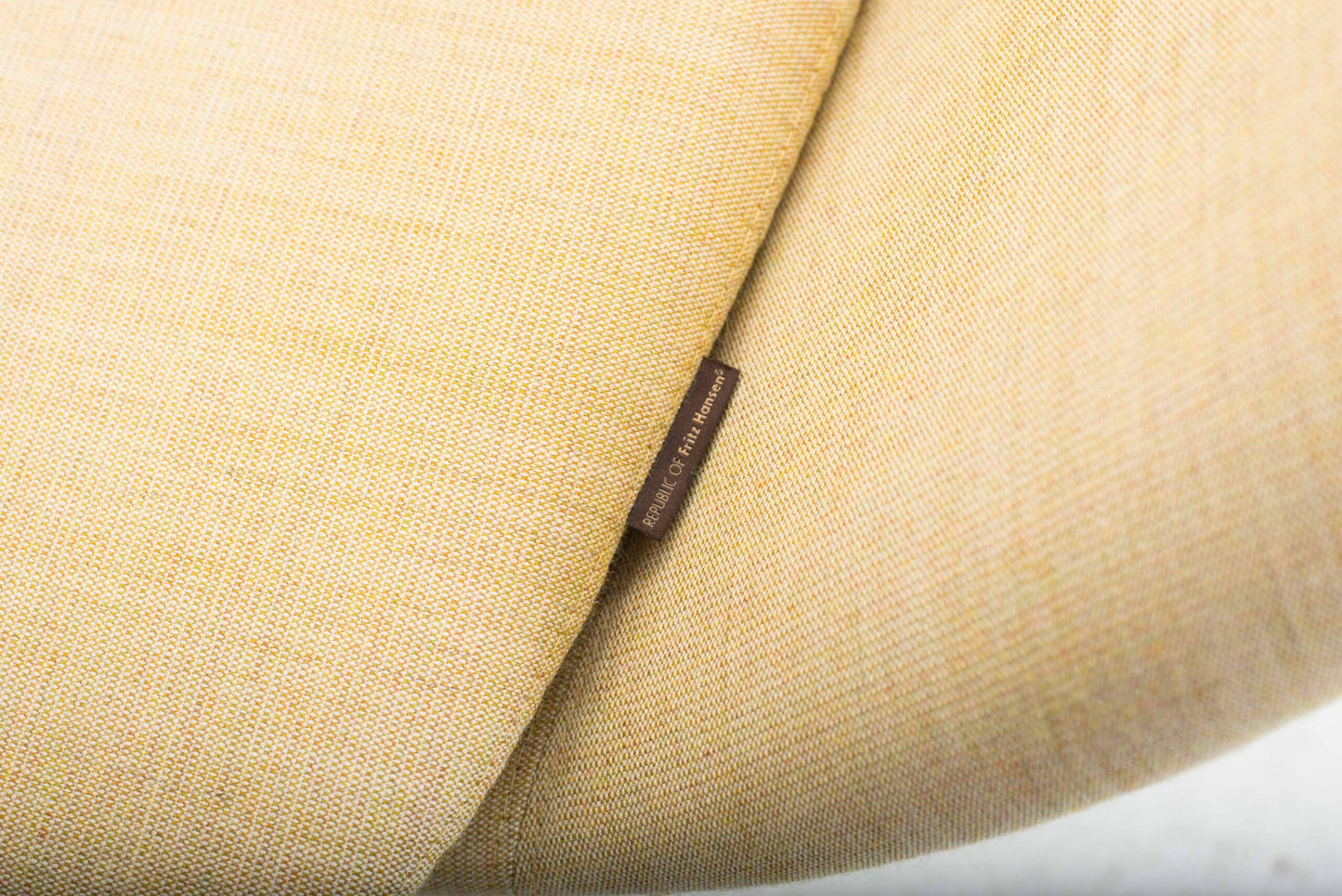 Fauteuil et ottoman vintage Egg par Arne Jacobsen pour Fritz Hansen en tissu jaune clair