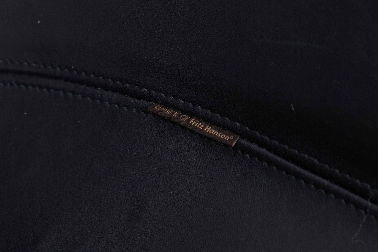 Fauteuil Egg Chair vintage d'Arne Jacobsen pour Fritz Hansen en cuir naturel noir