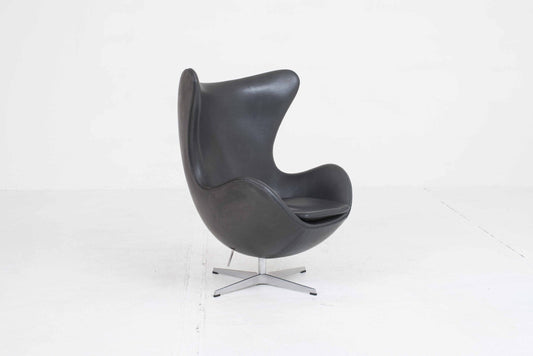 Vintage Egg Chair von Arne Jacobsen für Fritz Hansen in schwarzem Naturleder