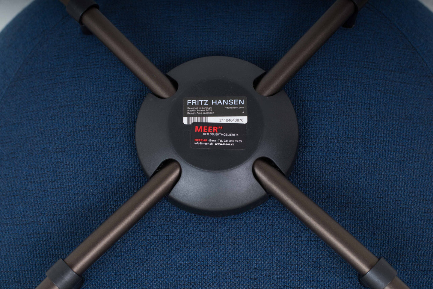 Fauteuil lounge Pot vintage par Arne Jacobsen pour Fritz Hansen tissu bleu