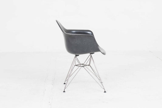 Vintage Fiberglas Armstuhl DAR von Eames für Herman Miller in Schwarz