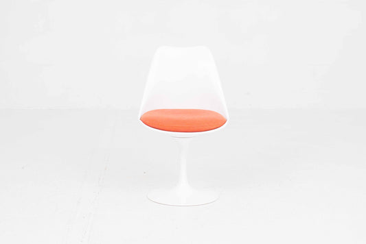 Tulip Stuhl von Eero Saarinen für Knoll International mit orangem Sitzkissen