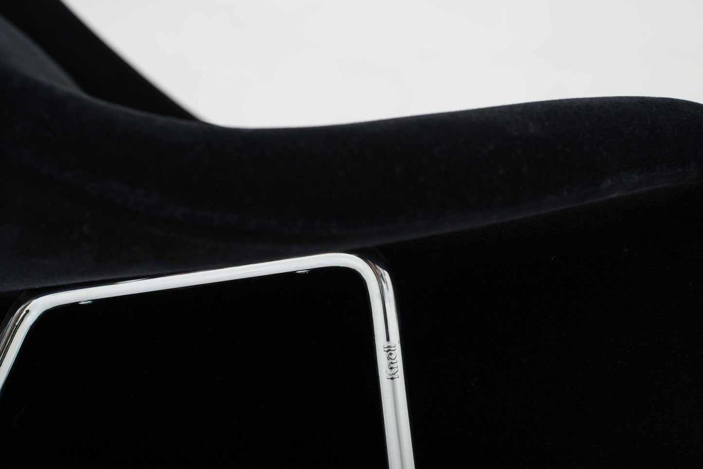 Fauteuil lounge vintage Womb par Eero Saarinen pour Knoll International en velours noir