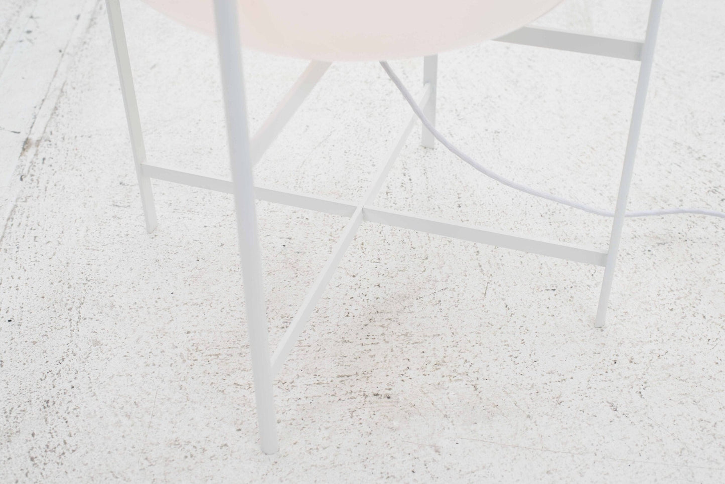 Lampadaire vintage Oda de Sebastian Herkner pour Pulpo en blanc