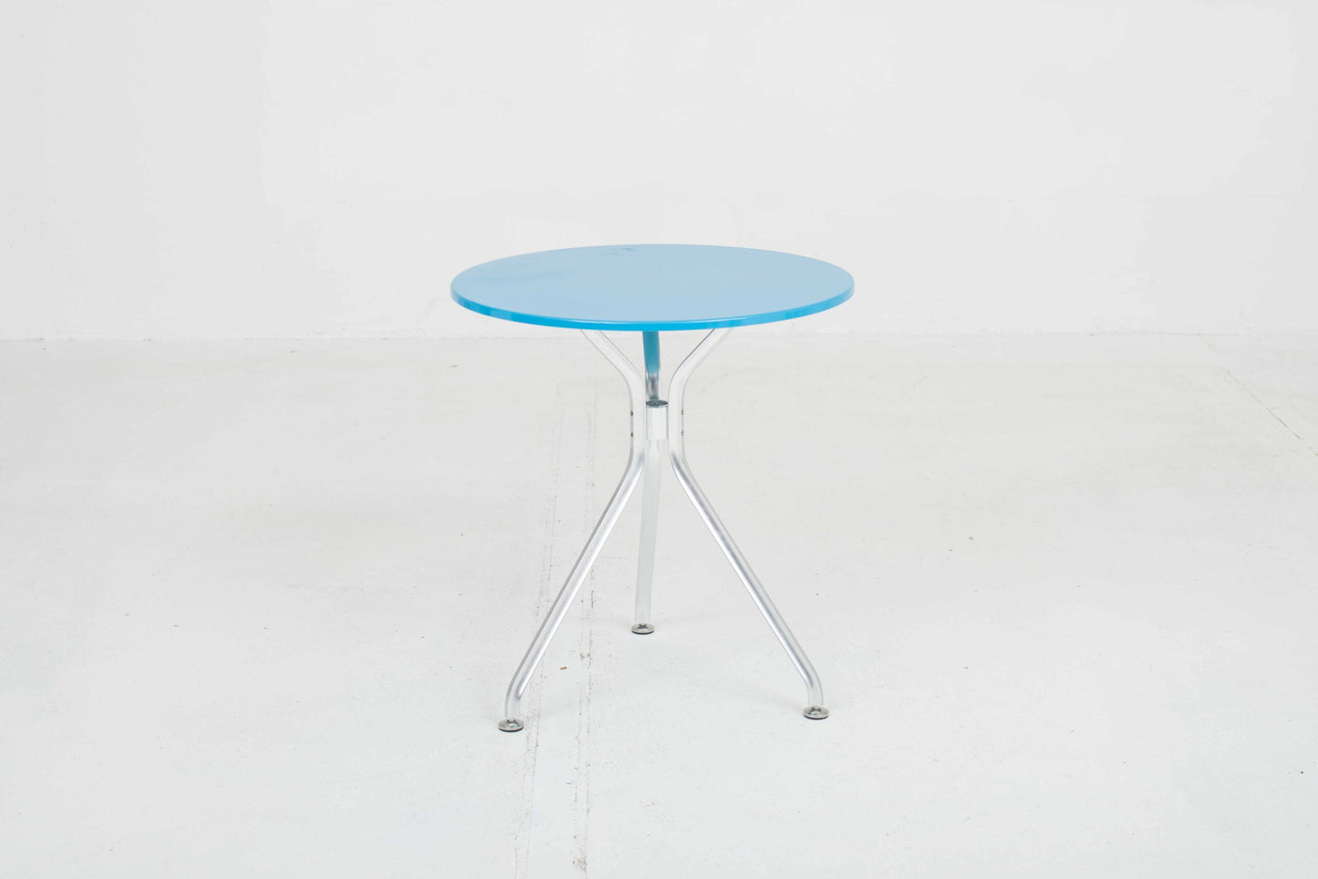 Seledue garden table Alu3 by Kurt Thut in light blue