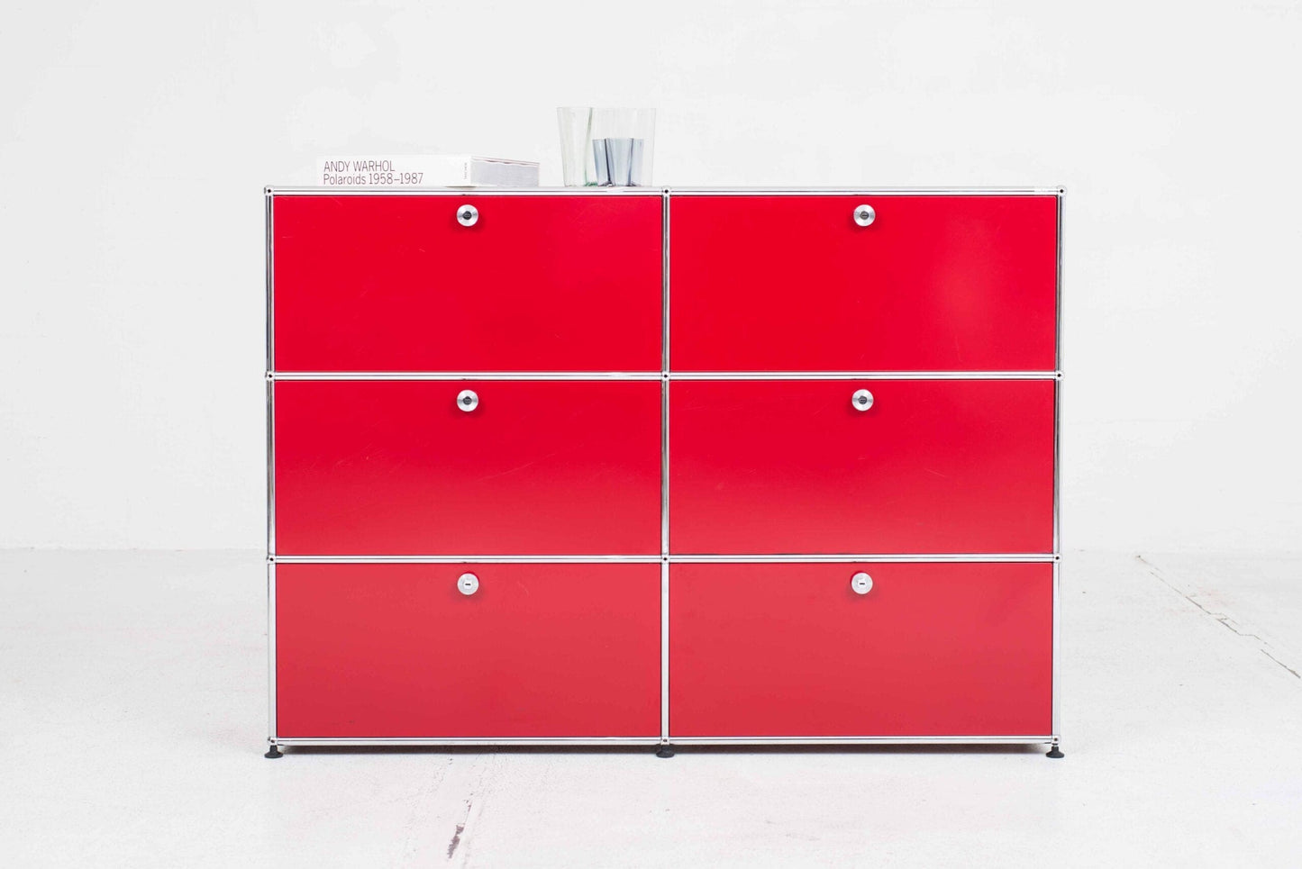 Commode USM rouge rubis avec tiroir et abattant