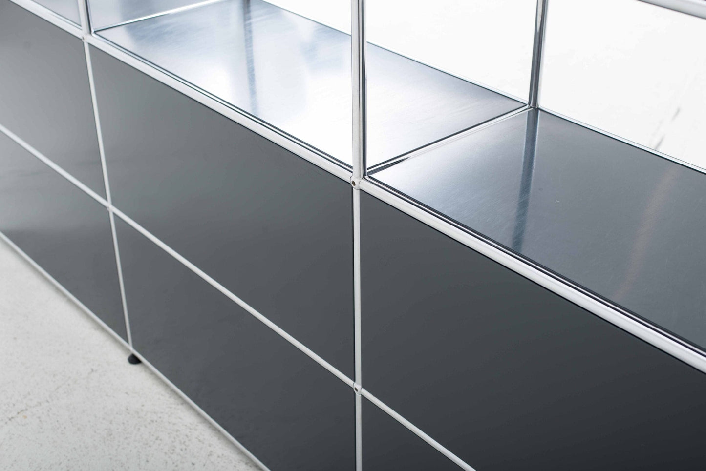 USM Regal in Anthrazitgrau