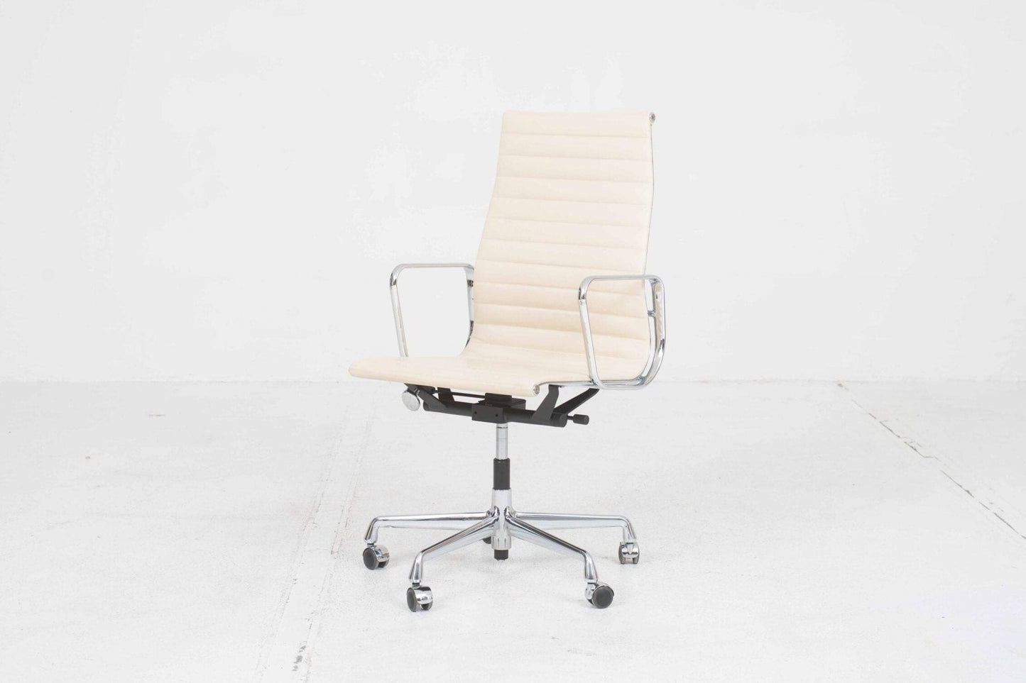 Vintage Bürostuhl EA 119 von Charles & Ray Eames für Vitra cremefarbenes Leder