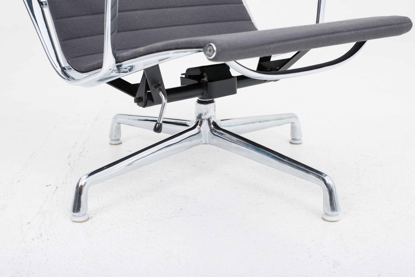 Vintage Sessel EA 124 von Charles und Ray Eames für Vitra
