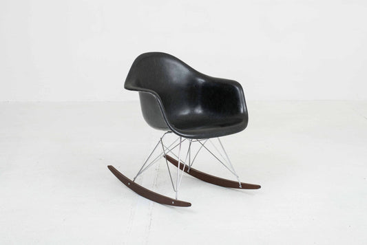 Vintage Schaukelstuhl von Charles Eames für Vitra schwarz