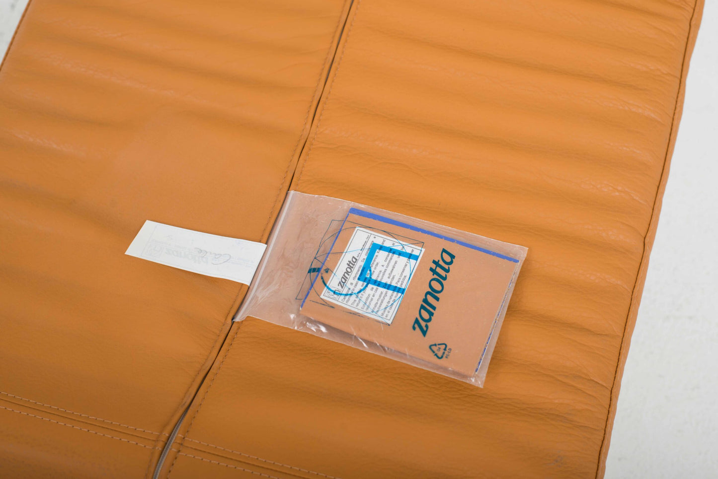 Chaise longue vintage Genni 920 de Gabriele Mucchi pour Zanotta en Cognac