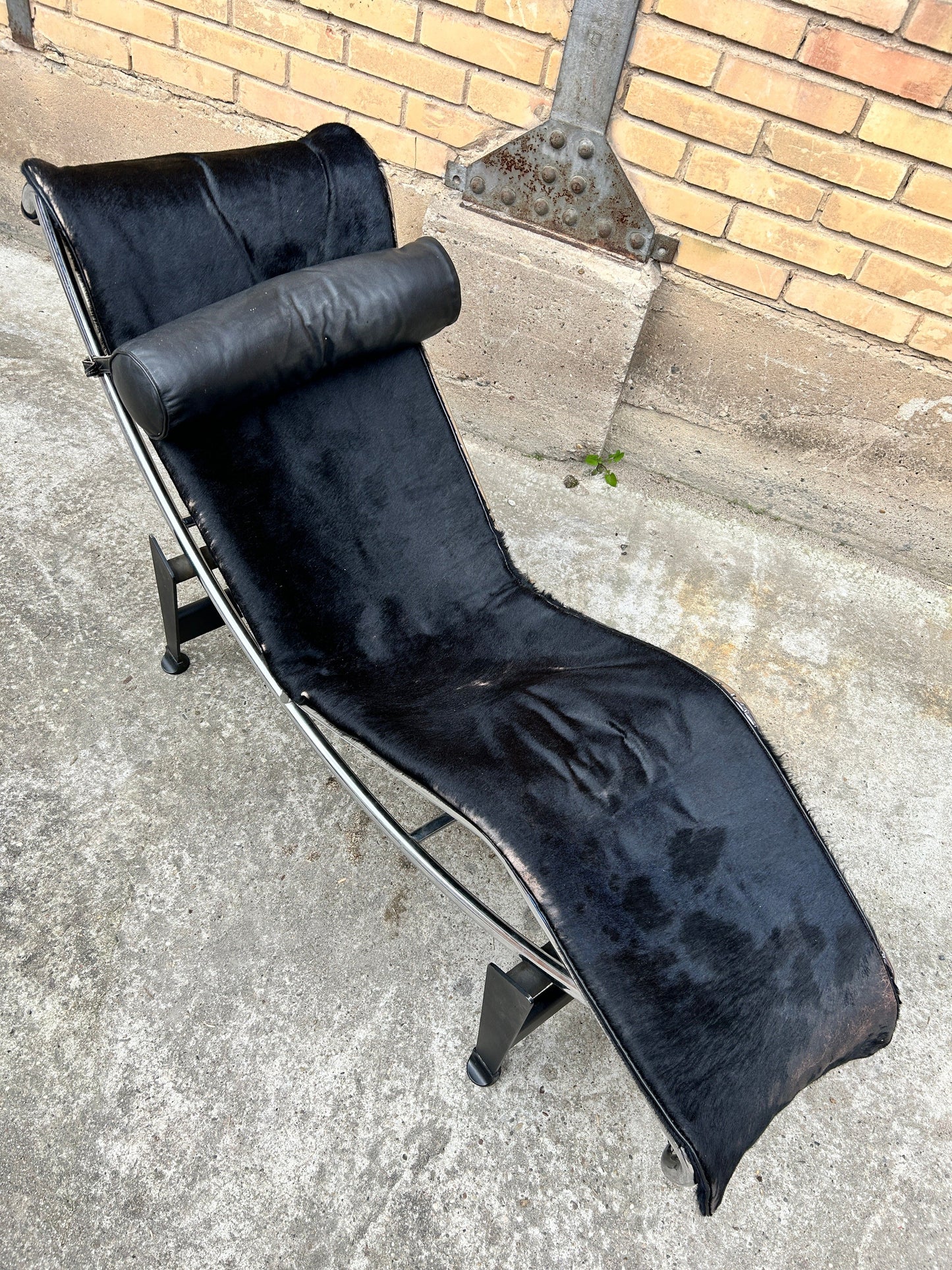 Vintage Chaise Longue Le Corbusier LC4 von Cassina schwarz Ziegenfell