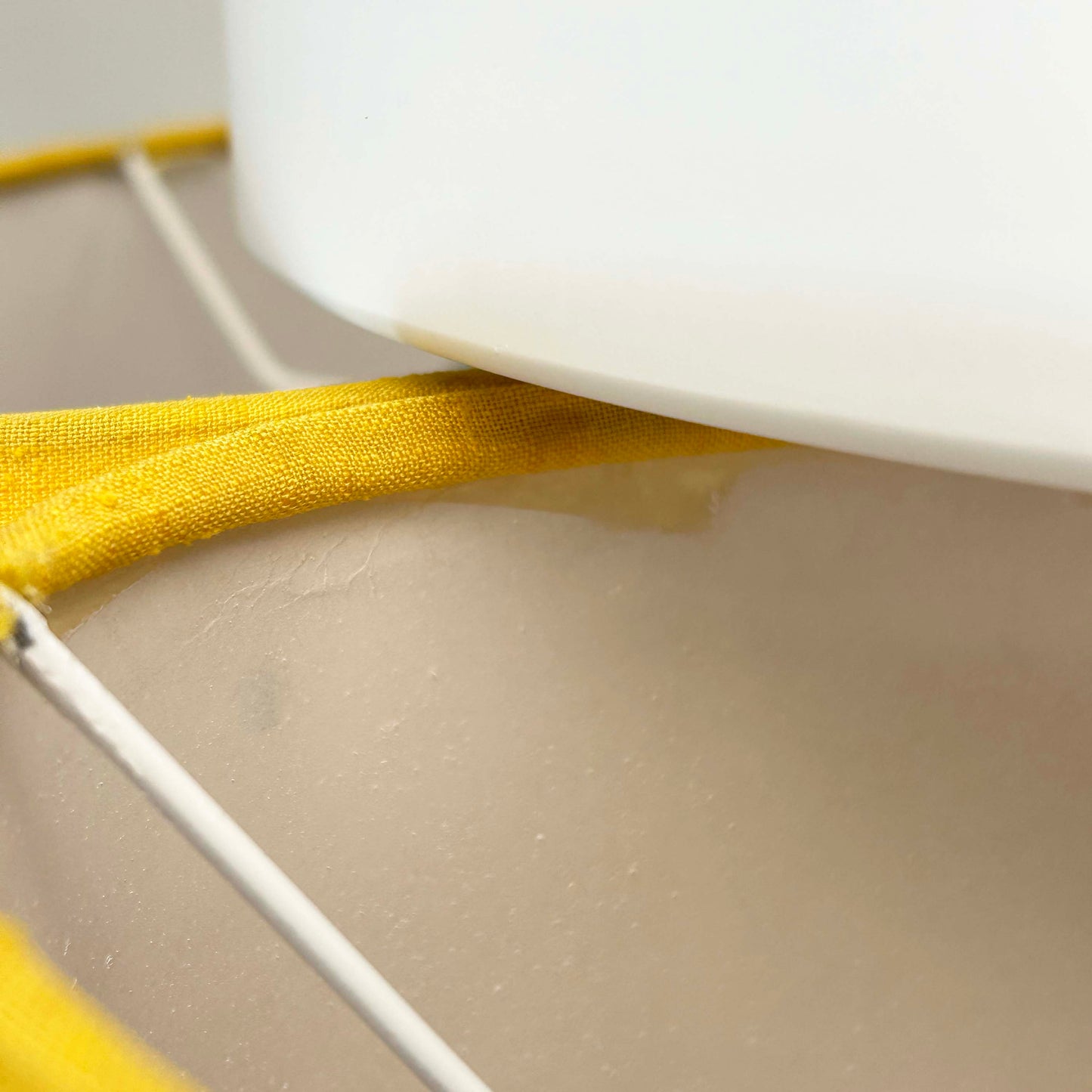 Vintage Deckenlampe mit 3 gelben Stoffschirmen aus den 1960er Jahren, Detailansicht Fehlstelle Schirm Innen