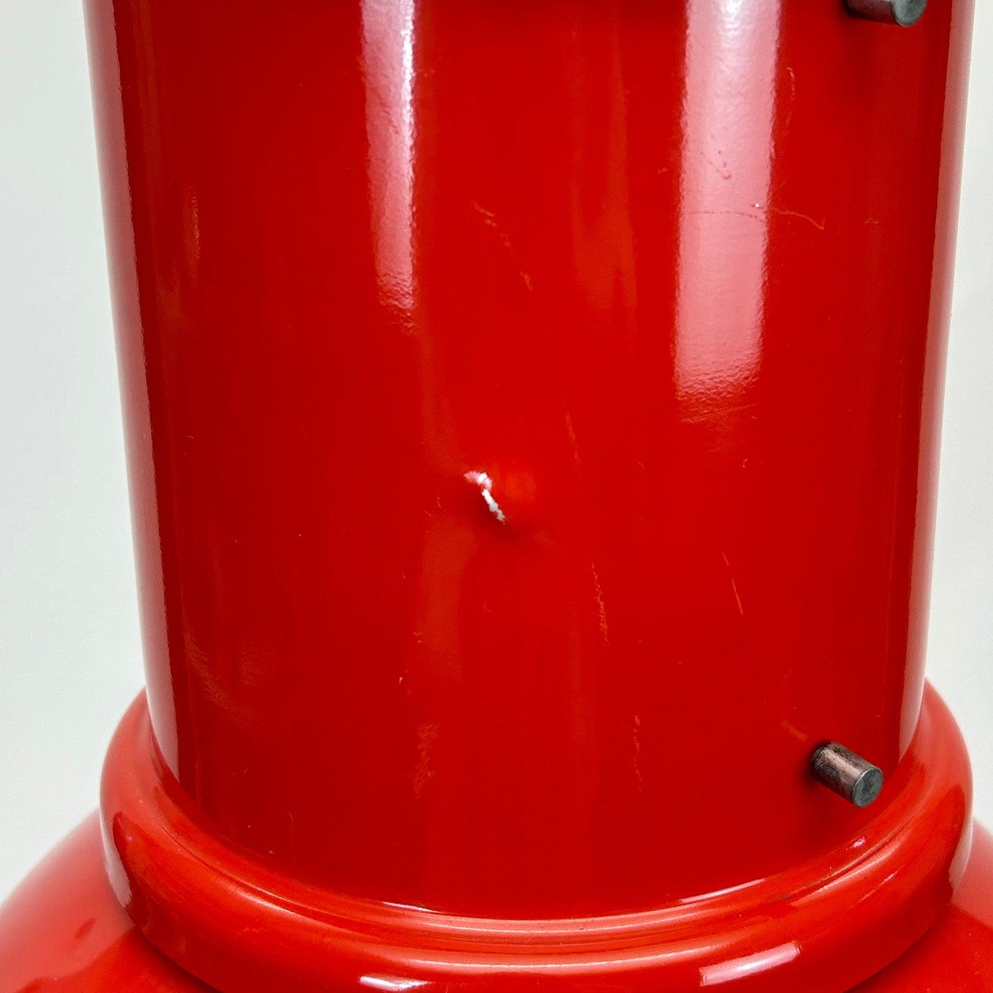 Vintage Rote industrial Lampe von Roberto Menghi für Fontana Arte; Detailansicht Fehstelle