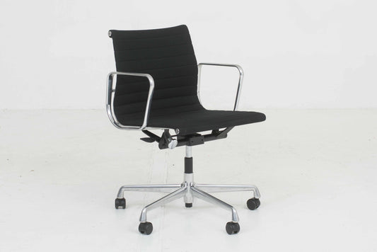 Vintage Bürostuhl Vitra EA 117 von Eames in Hopsak Schwarz und Aluminium poliert