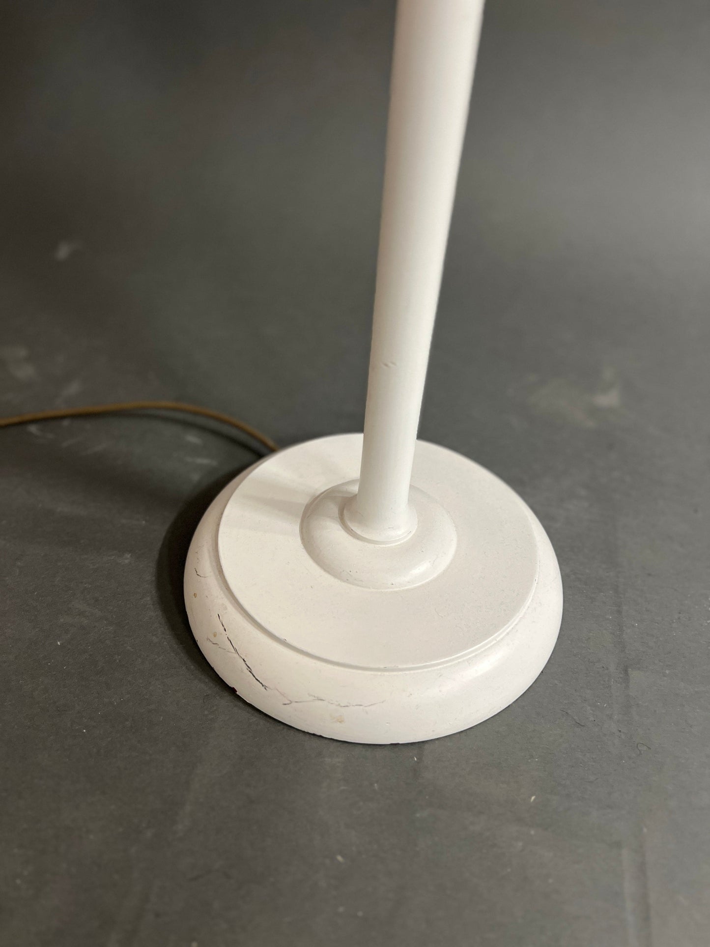 Lampadaire vintage avec abat-jour blanc