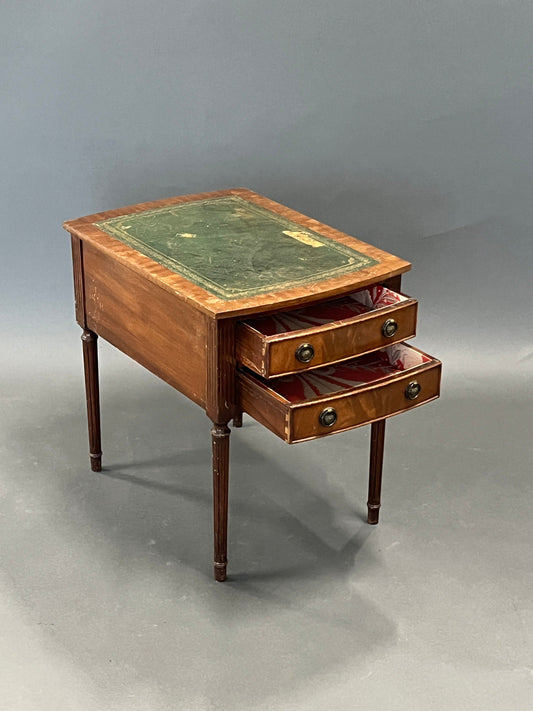 Antiker Beistelltisch braun mit Schubladen