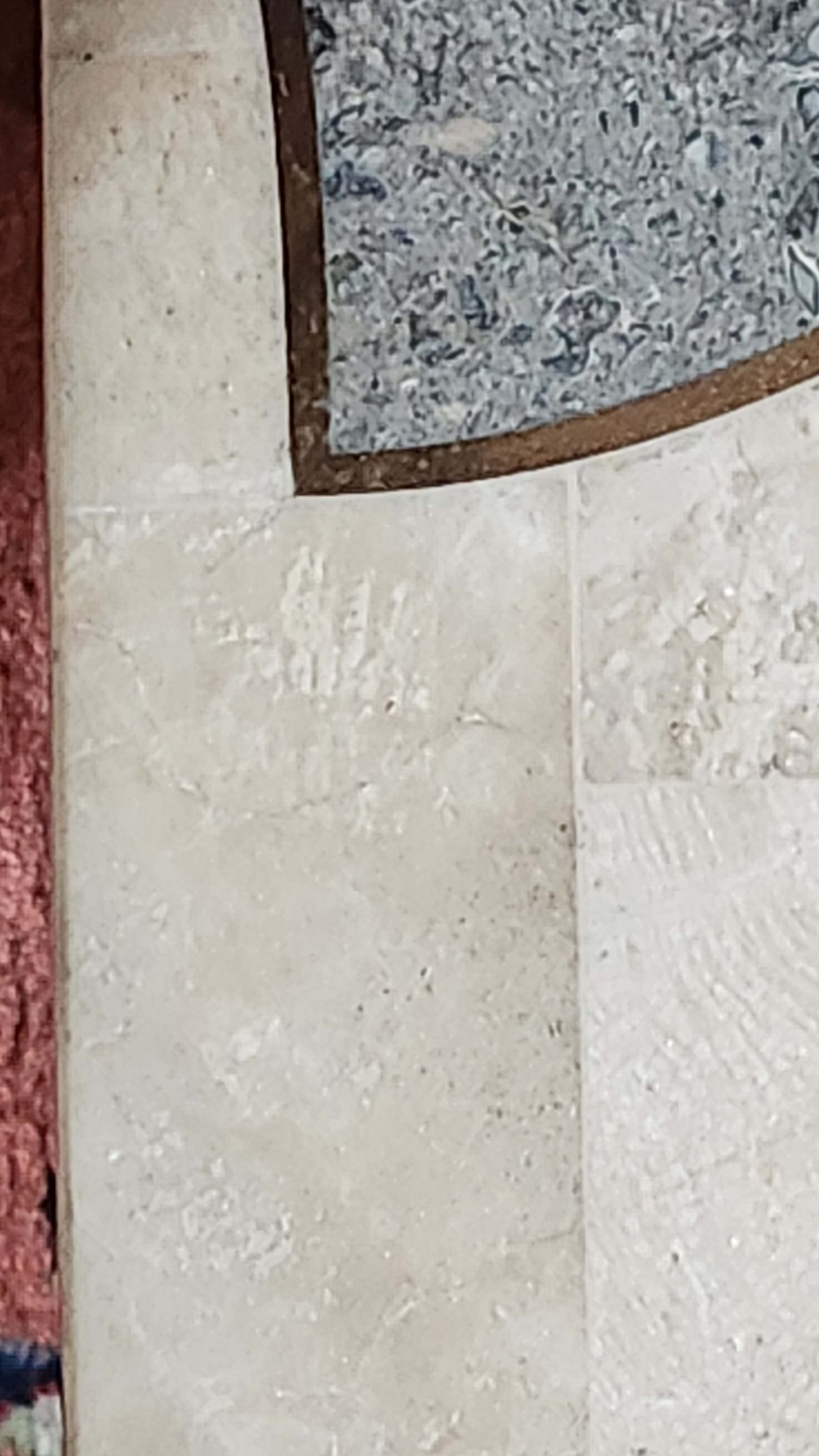 Vintage Couchtisch mit Tessellat-Marmoroberfläche im Wasserfall-Stil