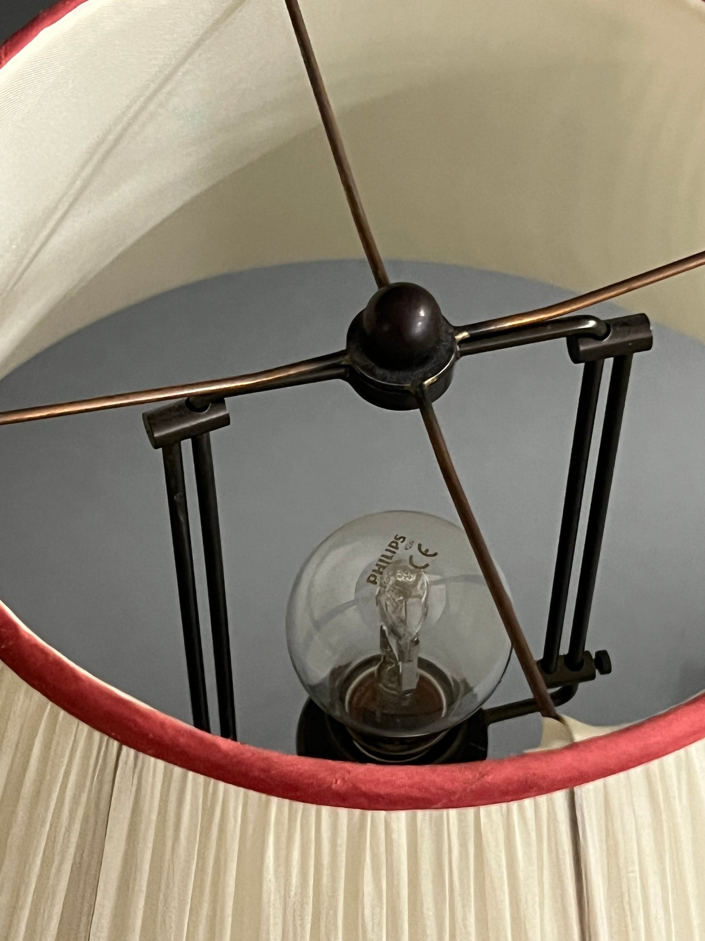 Lampe de table vintage avec abat-jour en tissu blanc