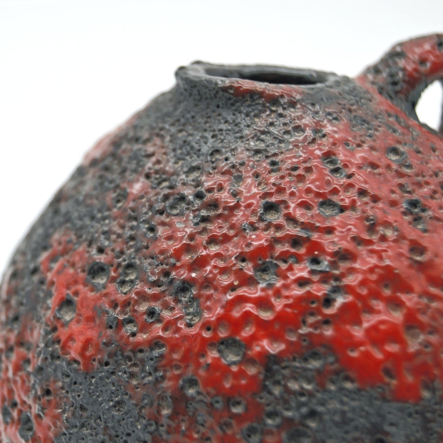 Vintage Vase black/red with handle lava look