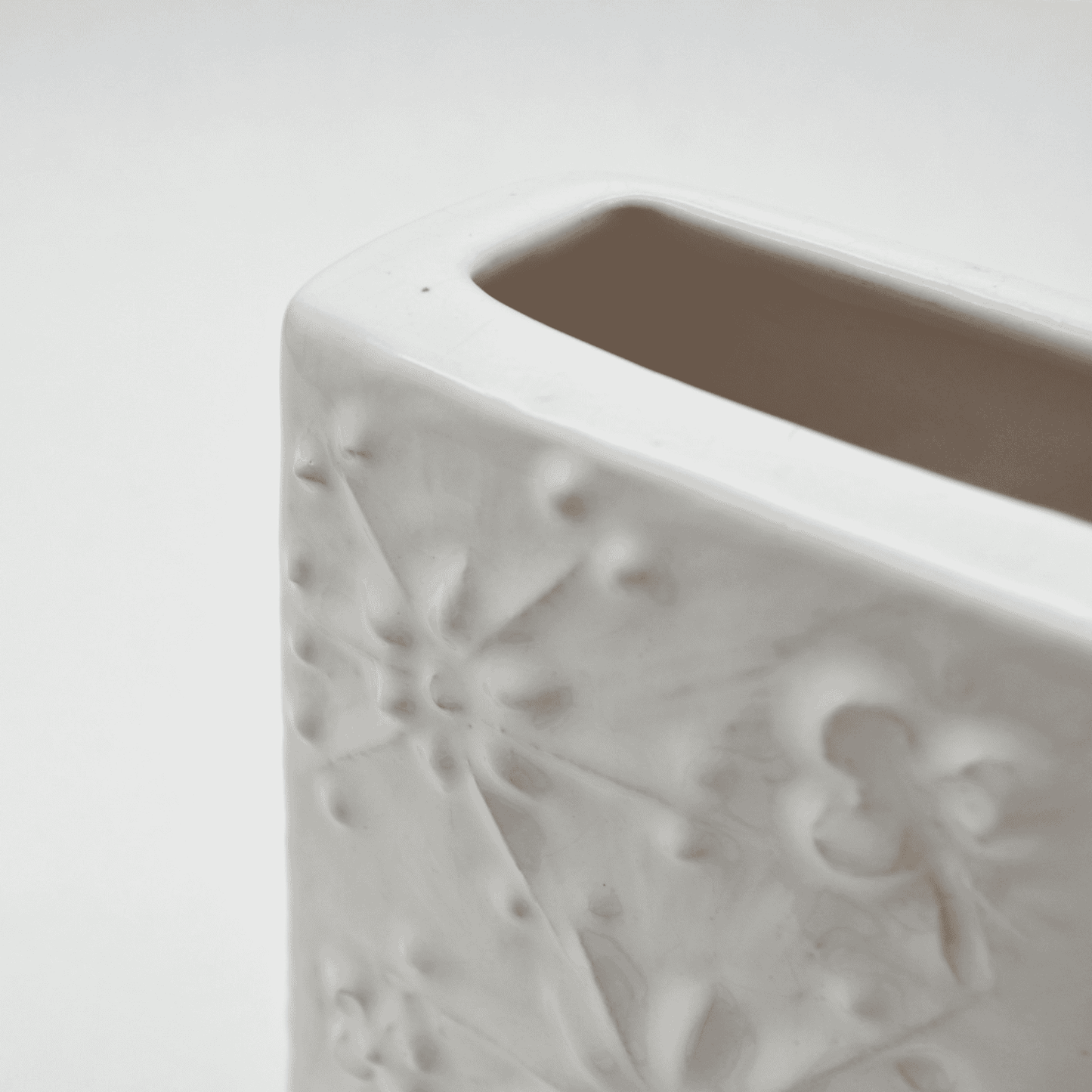 Vintage Vase Relief white