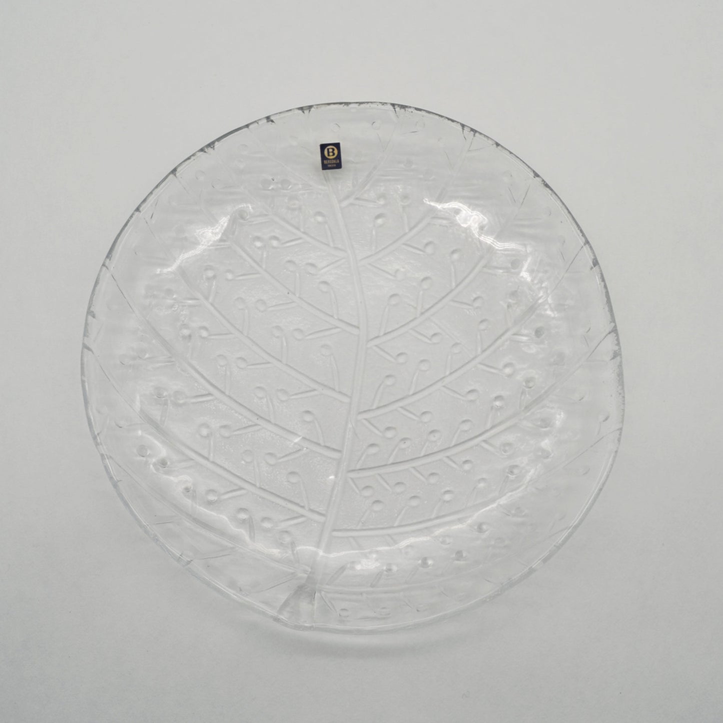 Assiette en verre vintage en cristal de Bergdala Suède structure en feuille