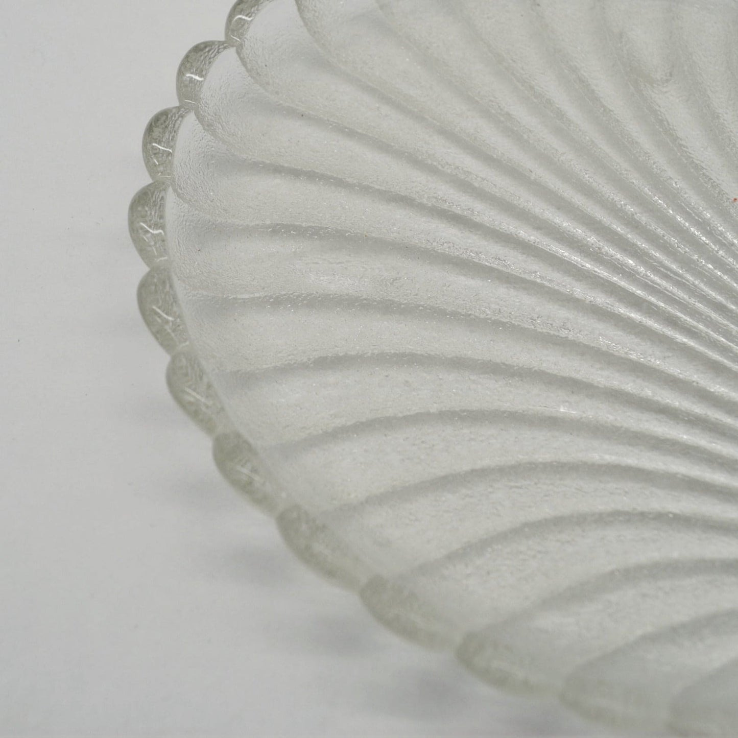 Assiette en verre texturé coquillage vintage