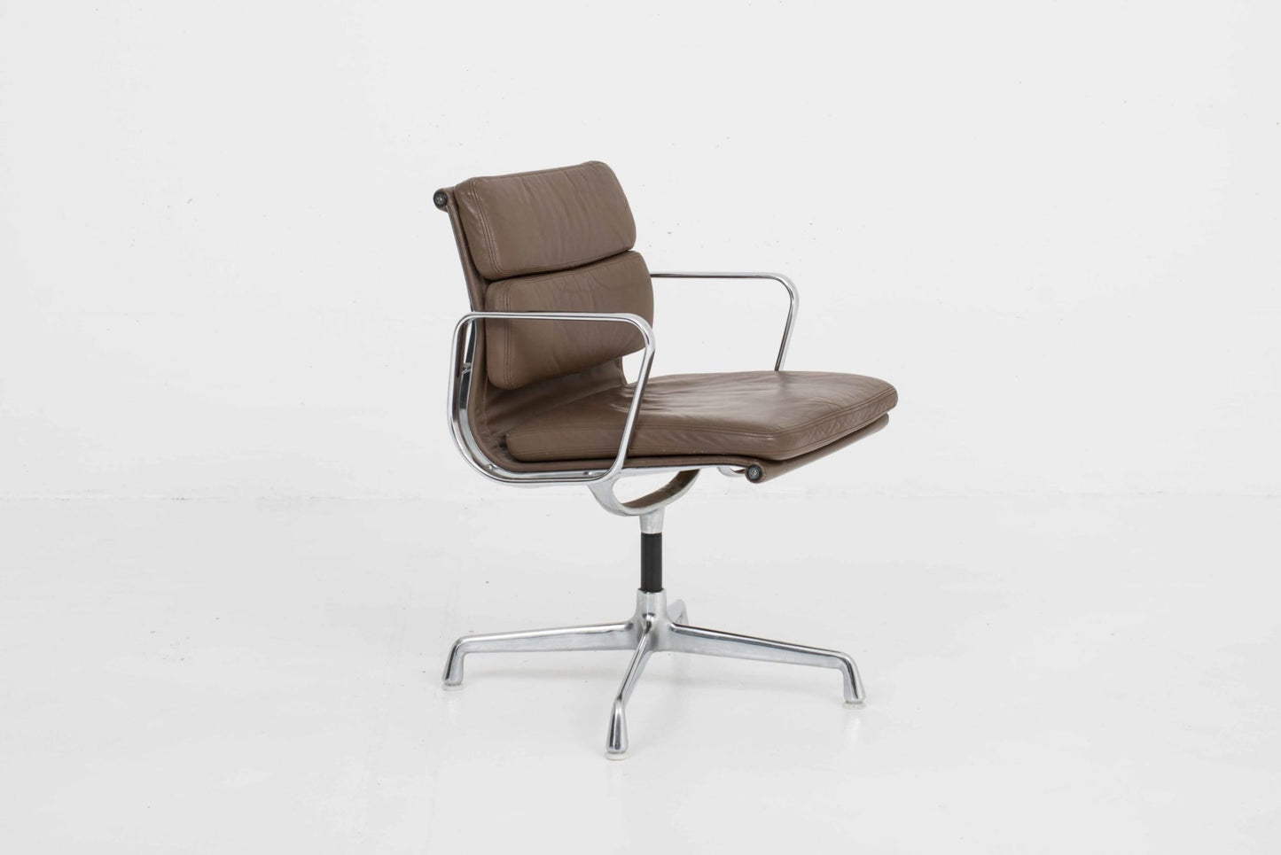 Vintage Bürostuhl EA 208 von Charles und Ray Eames für Vitra braunes Leder