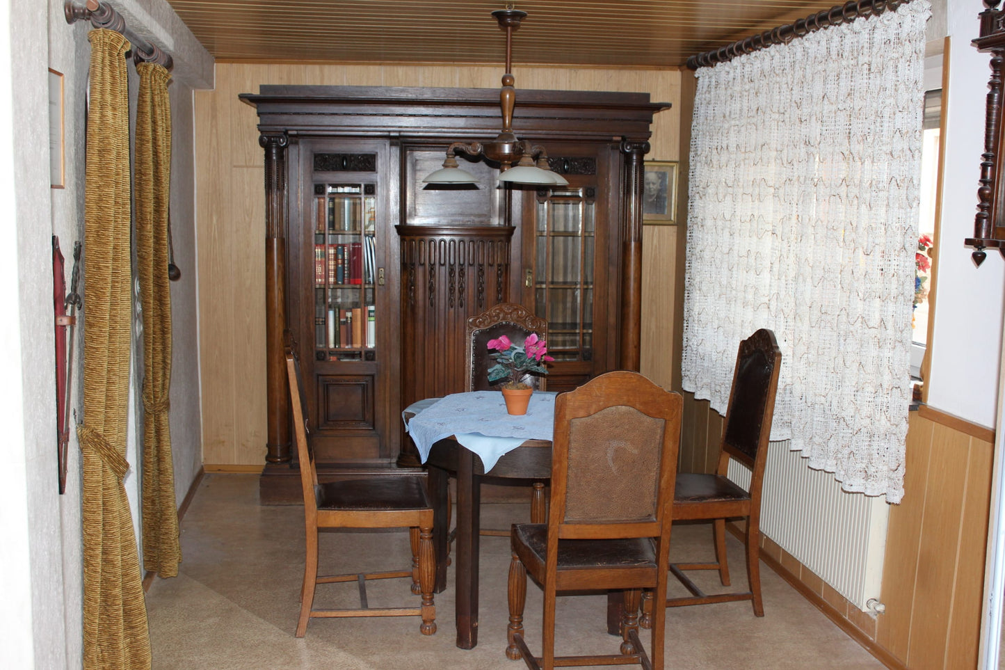 Vintage Schrank Wohnzimmerschrank aus Eiche, Jugendstil, verglast, sehr gut