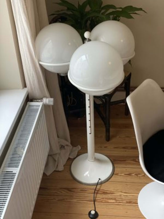 Vintage Stehlampe mit Kugelglas von Targetti Sankey für Targetti, Opalglas, weiß-silberfarben