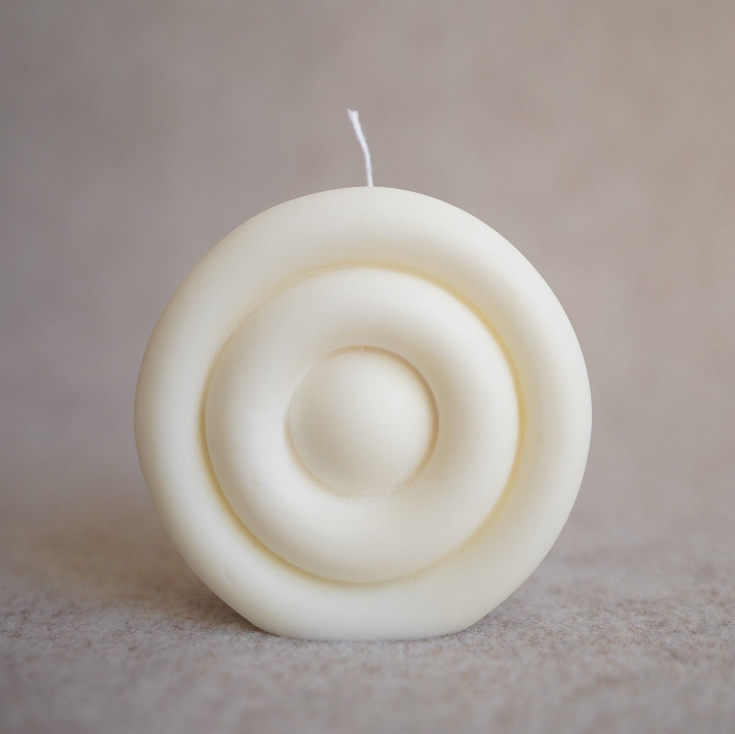 Handmade design candle round by Inuti