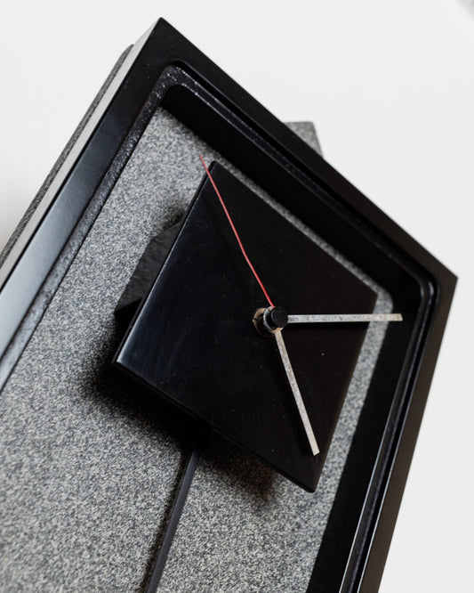 Vintage Standuhr von Costantini L'Oggetto Schwarz Grau 1980er Memphis-Stil