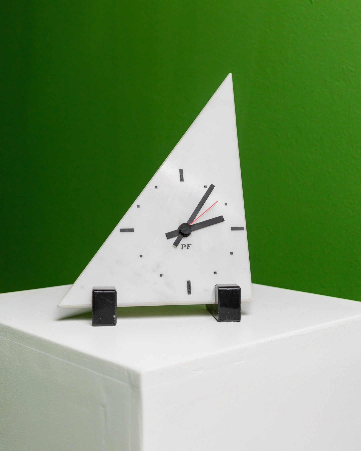 Horloge grand-père vintage en marbre triangle par PF bleu style Memphis années 1980