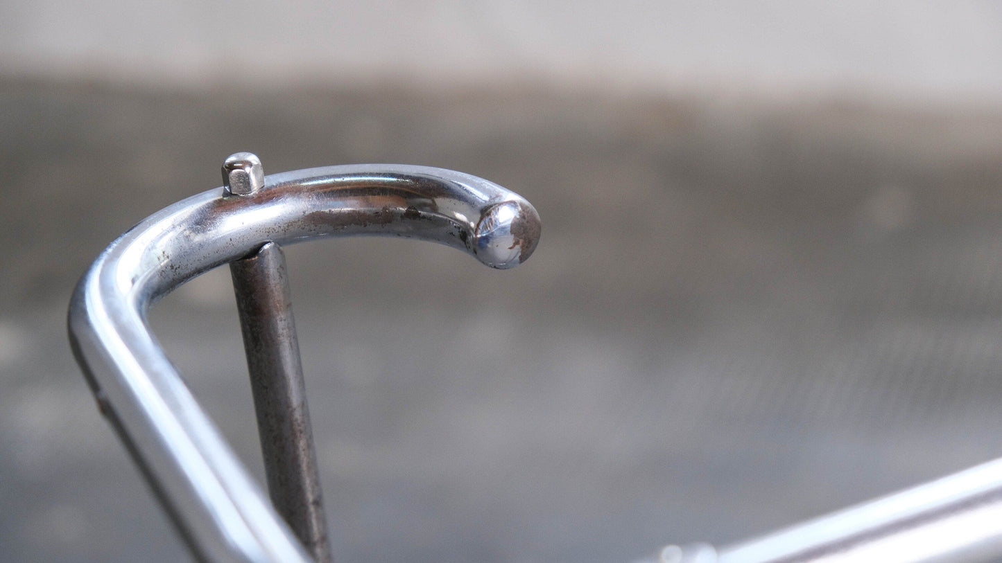 Porte-manteau mural vintage Bauhaus par Mücke-Melder en tube d'acier chromé