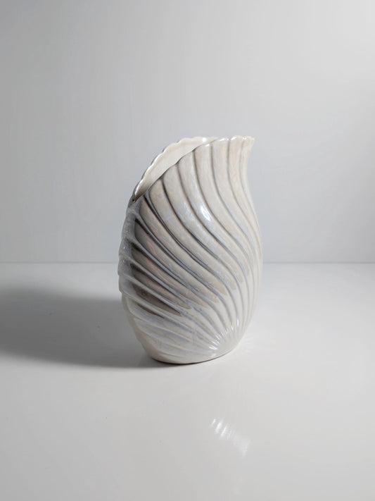 Vintage Keramikvase Art Deco Neo Revival Muschel Weiß Irisierend 80er