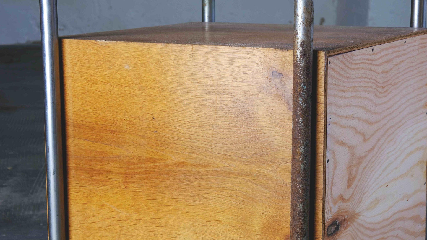 Table de chevet vintage Bauhaus en bois chromé avec signes du temps