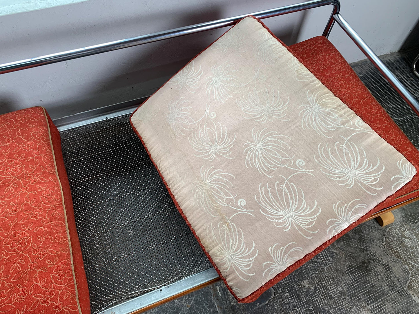 Vintage Sofa Bauhaus mit roten Polsterauflagen