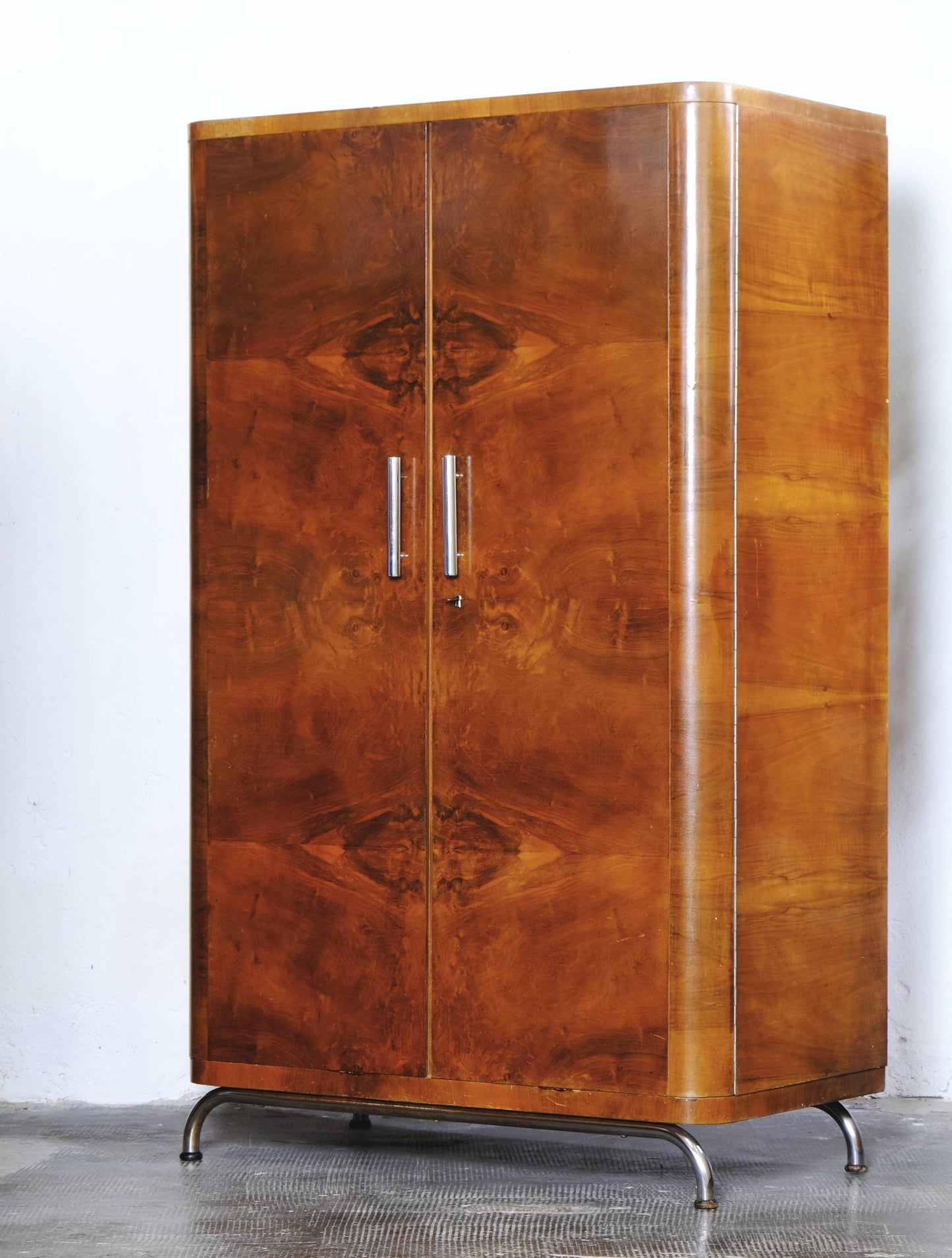 Vintage Bauhaus Kleiderschrank von Robert Slezak zugeschrieben für Bauhaus