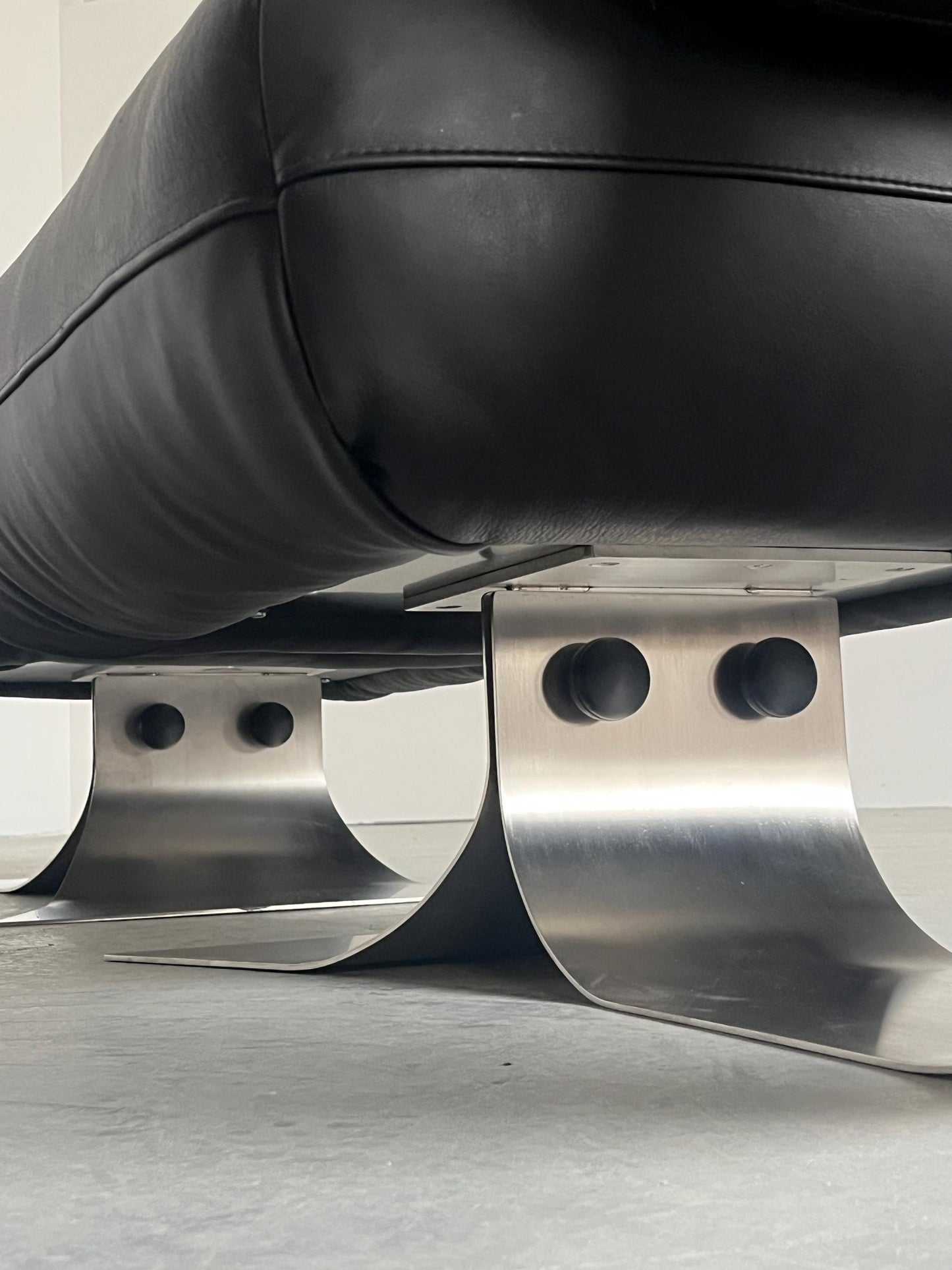 Vintage Lounge Chair Alta von Oscar Niemeyer für Mobilier International, Schwarz Leder