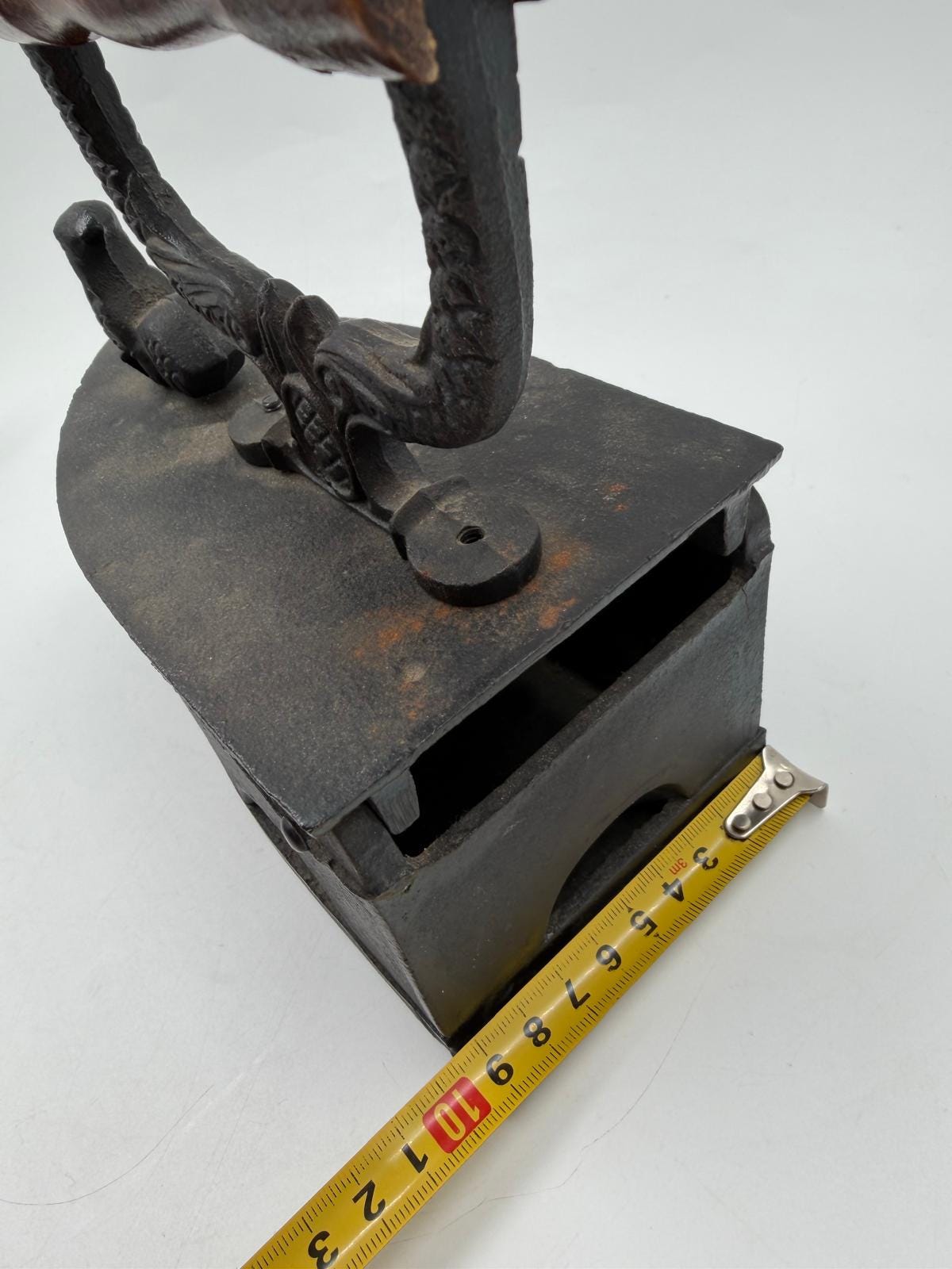 Vintage Bügeleisen mit Hahn-Figur aus Gusseisen und Holz als Wanddekoration