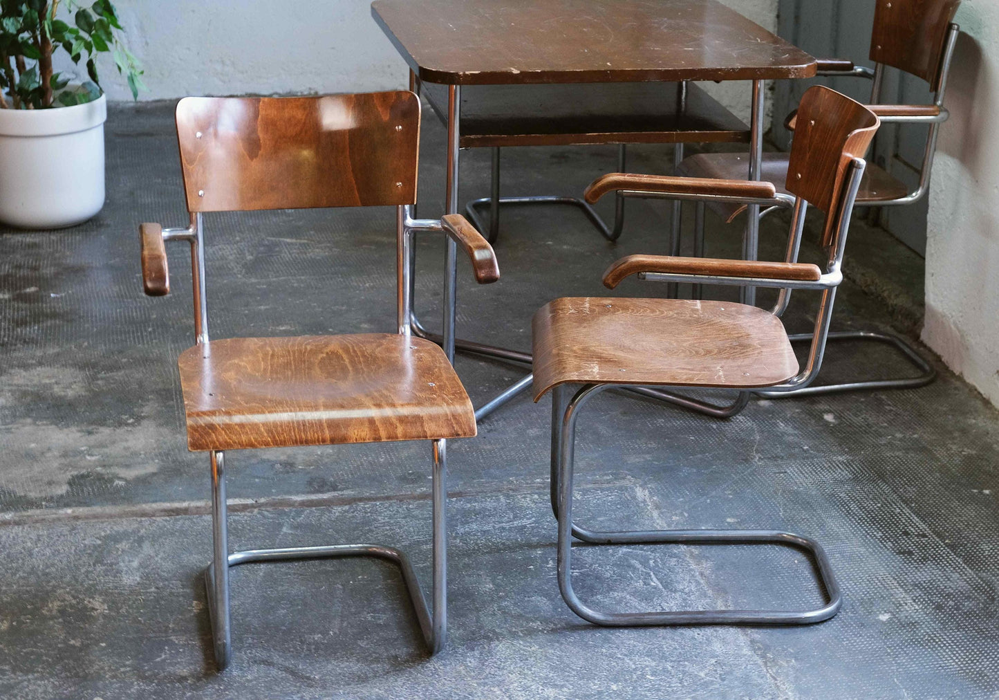 Vintage Freischwinger Stuhl Set von 4 mit Tisch von Vichr für Vichr Chrom silber Holz natur